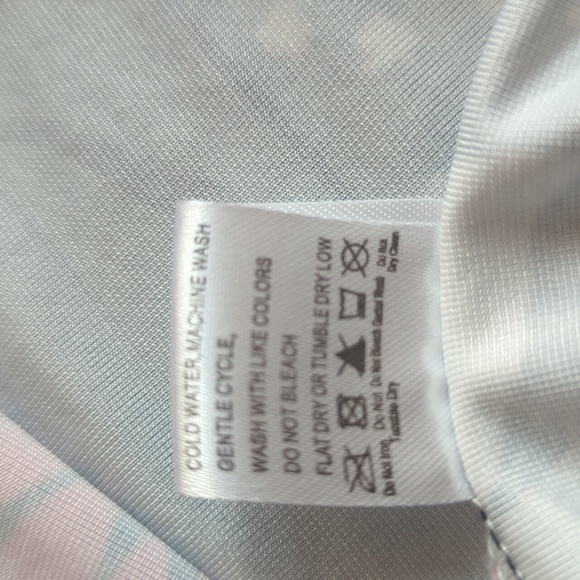 Small grey, pink and white floral top - Picture 7 of 7